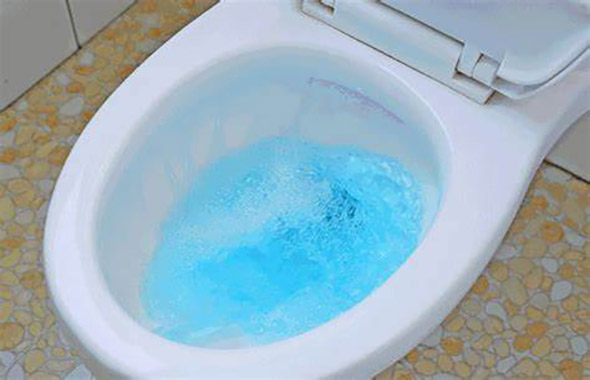 保鲜膜通马桶妙招：真实有效还是网络谣言？